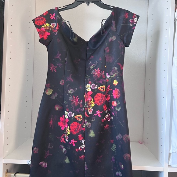 Sam Edelman Elegant Black Cocktail Dress with Colorful Floral Patterns - Picture 2 of 3